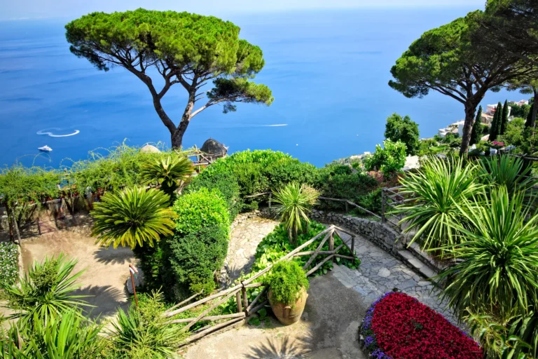 Jardín de Villa Rufolo en Ravello, con los pinos sobre el mar