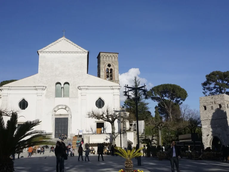 Fachada blanca del Duomo de Ravello en la Piazza Duomo