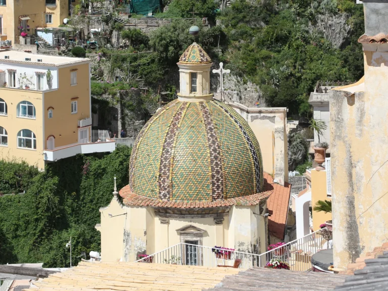 Cúpula de mayólica de la iglesia de Santa Maria Assunta, en Positano