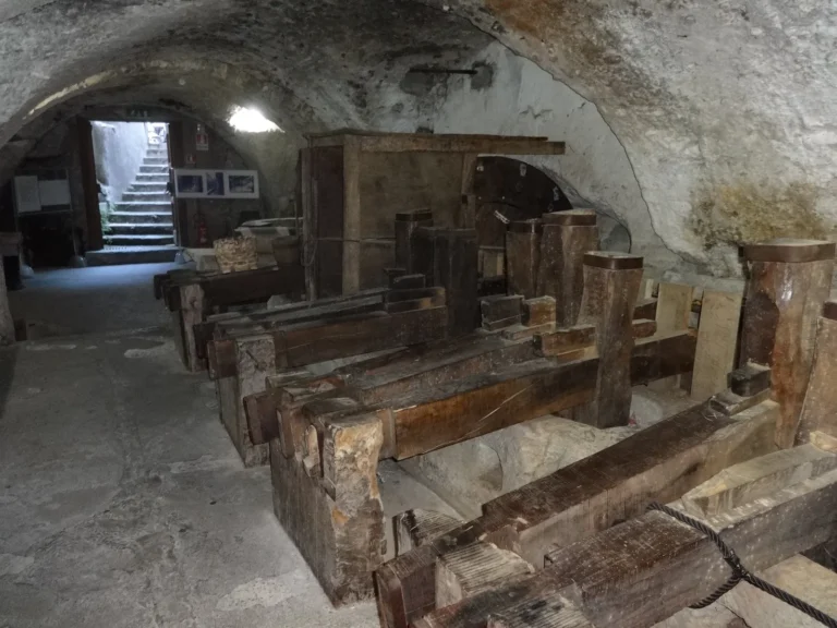 Maquinaria de madera de la antigua fábrica de papel del Museo della Carta de Amalfi