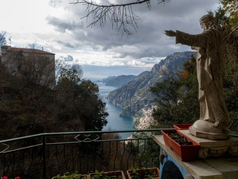 Mirador de Nocelle, sobre Positano, con una estatua y la costa al fondo