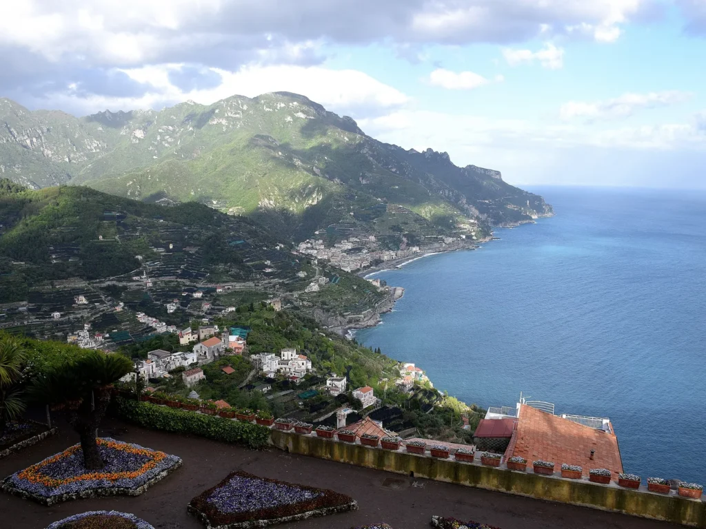 Vista desde un jardín de Ravello sobre la costa y el mar