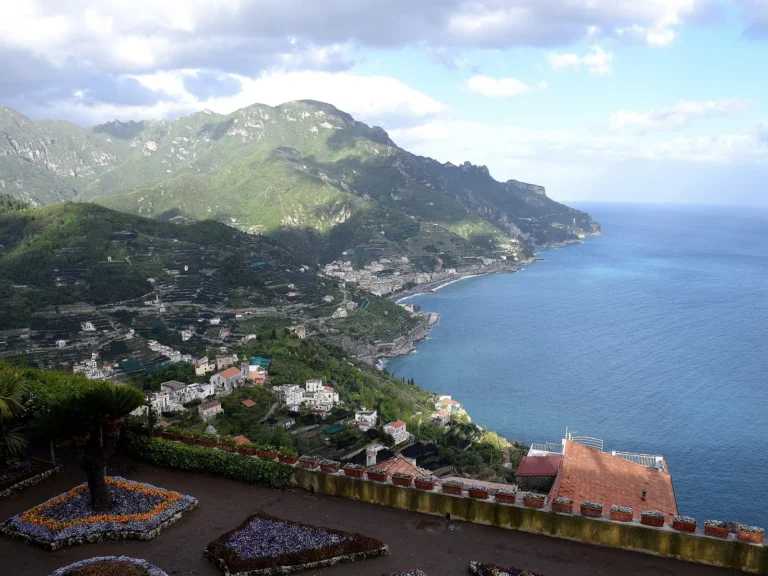 Vista desde un jardín de Ravello sobre la costa y el mar