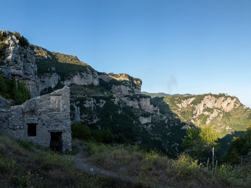 Ruinas de una casa de piedra junto al Sentiero degli Dei, entre los acantilados de Agerola