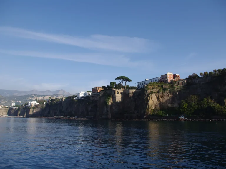 Sorrento sobre sus acantilados, junto al mar