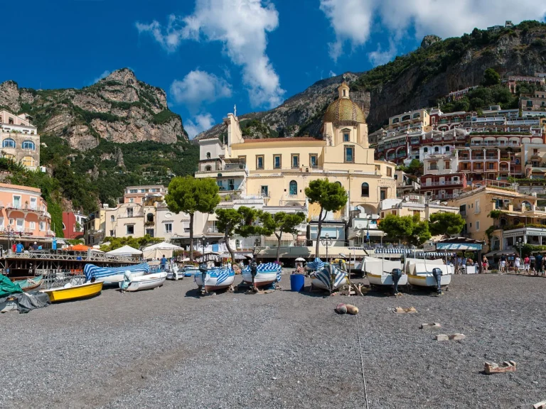 La Spiaggia Grande de Positano con el pueblo y la iglesia de Santa Maria Assunta detrás