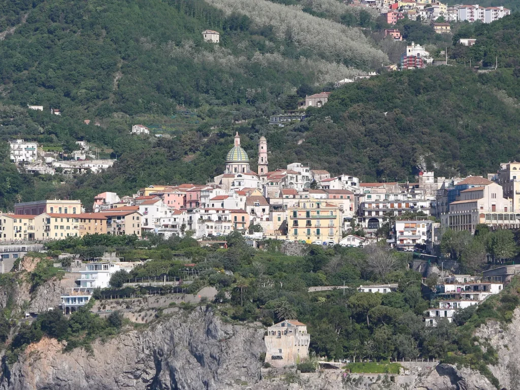 Vietri sul Mare sobre la costa, con la cúpula de su iglesia