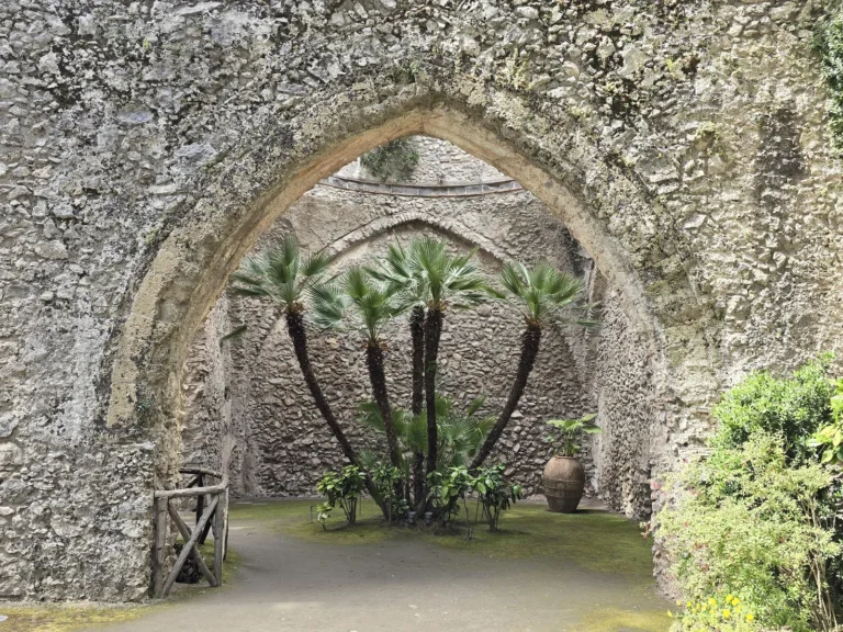Patio de Villa Rufolo con sus arcos de piedra y palmeras