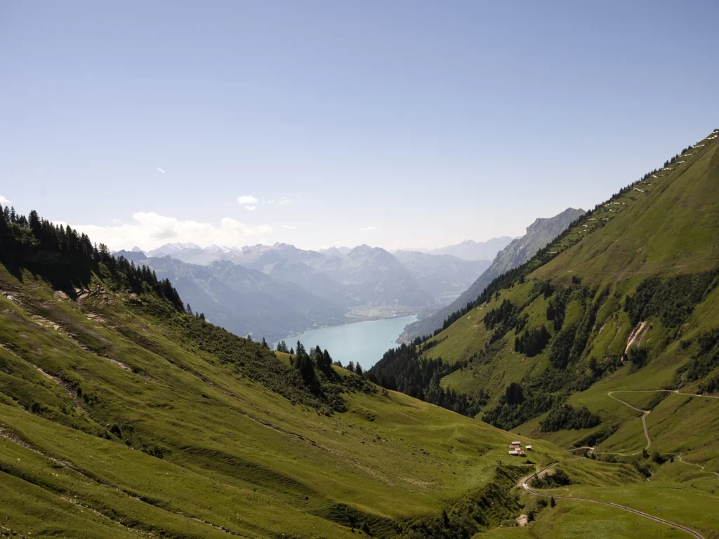 Las laderas verdes del Brienzer Rothorn con el lago de Brienz al fondo