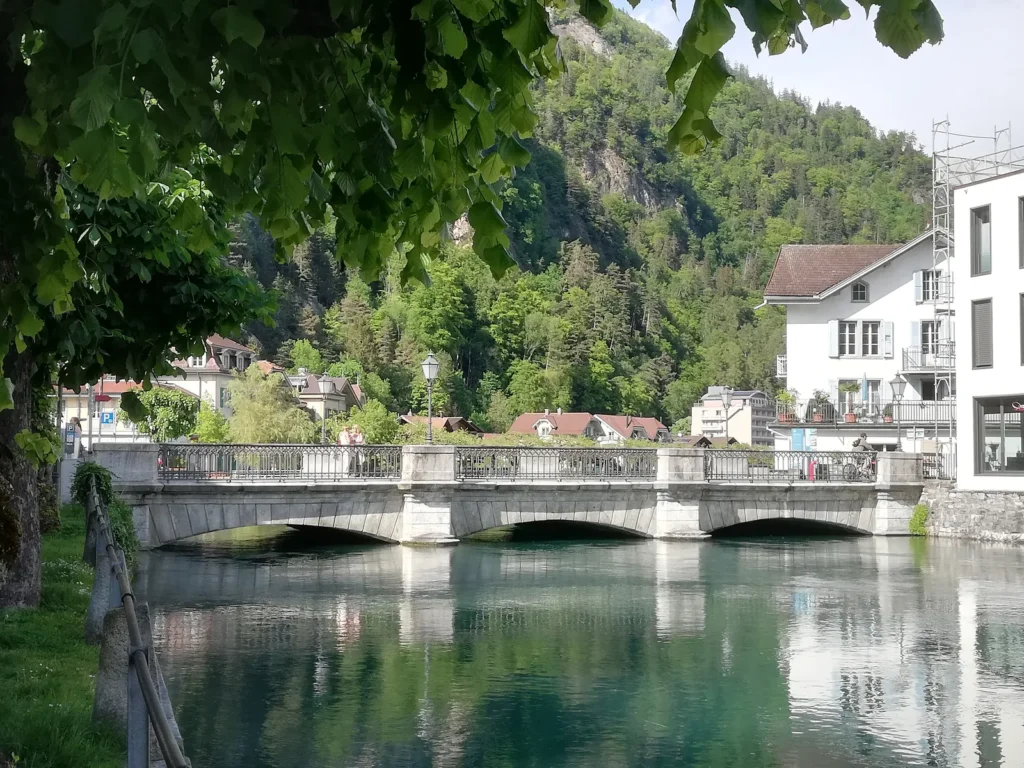 El río Aar en Unterseen, con un puente de piedra y las casas detrás