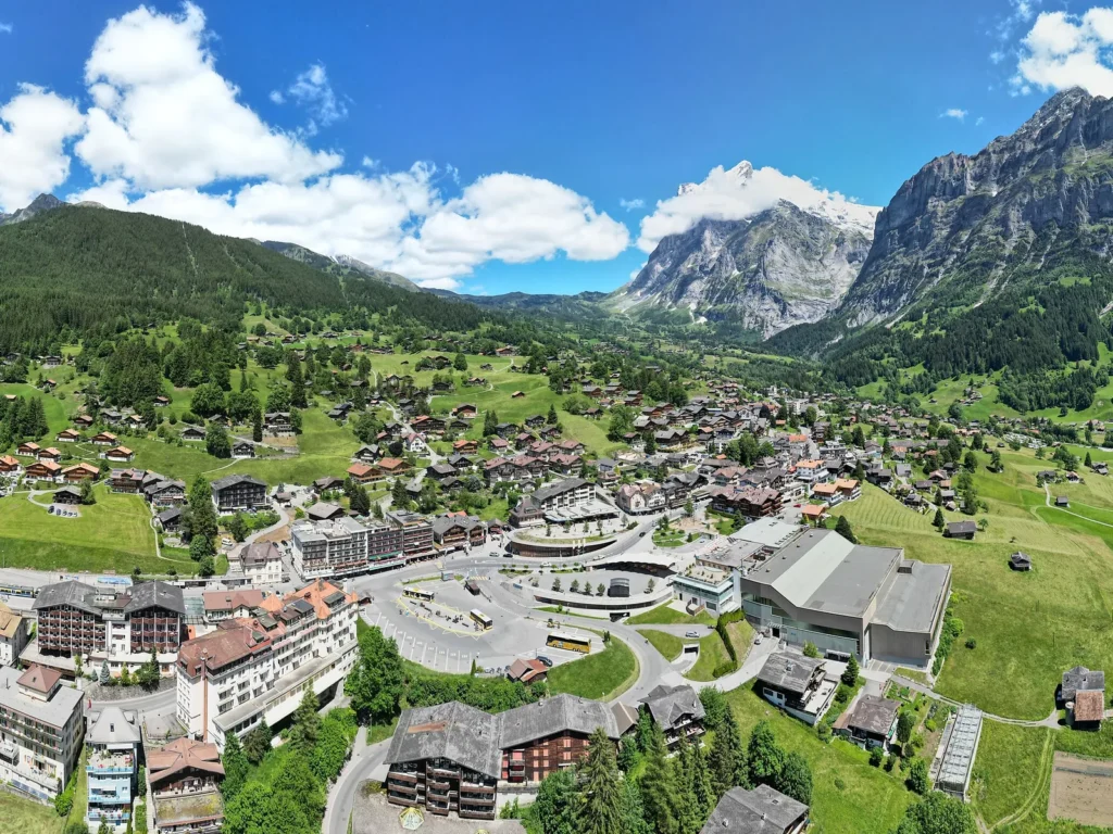 Grindelwald desde el aire, con las casas entre prados y las montañas detrás