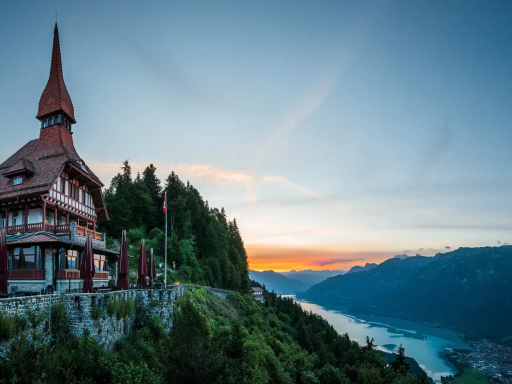El restaurante del Harder Kulm, de madera y con torre, sobre el valle y el lago al atardecer