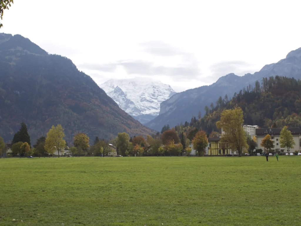 La Höhematte, el gran prado de Interlaken, con las montañas y el Jungfrau nevado al fondo