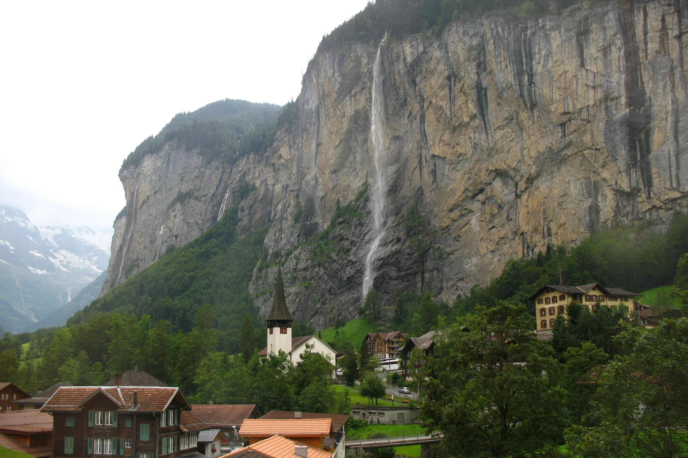 El pueblo de Lauterbrunnen, con la iglesia, y la cascada de Staubbach cayendo por la pared de roca
