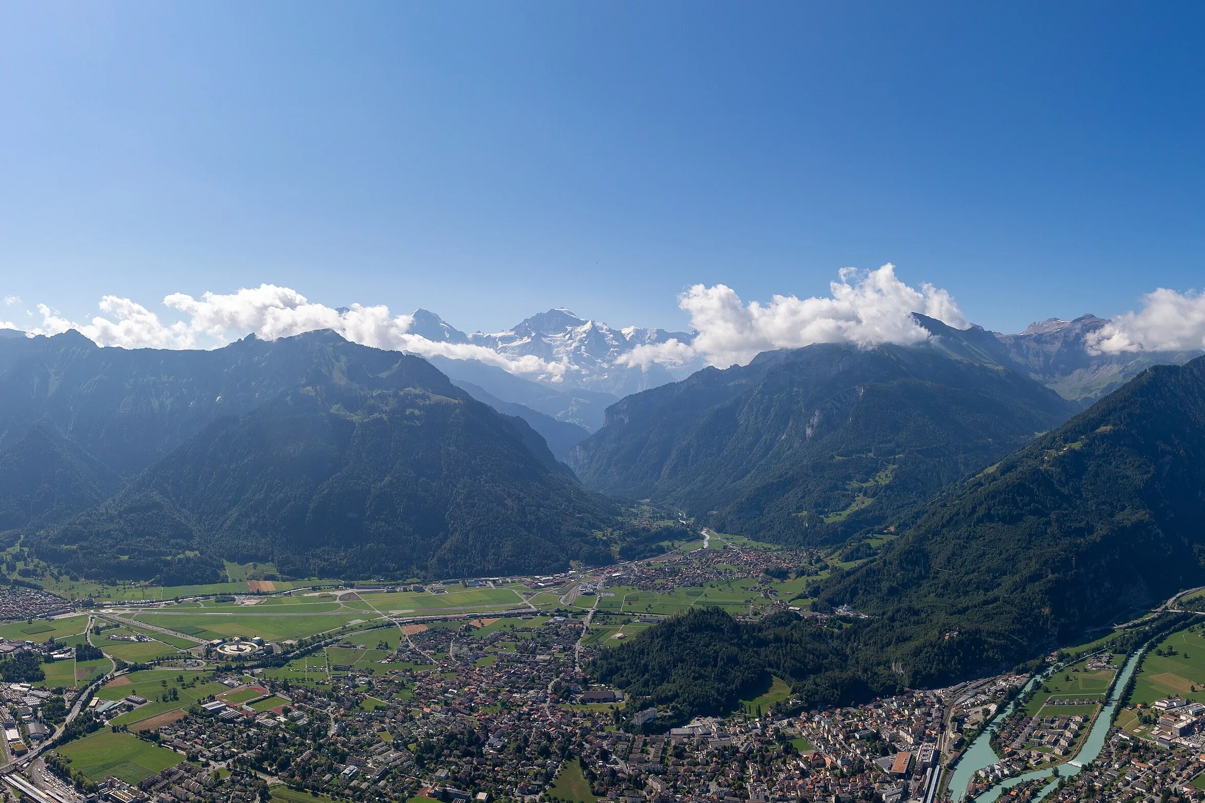 Interlaken entre el lago de Thun y el de Brienz, visto desde lo alto, con las montañas nevadas al fondo