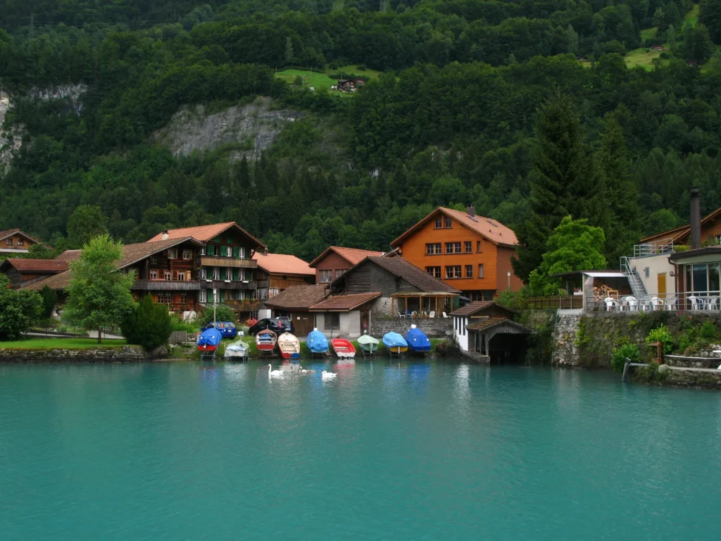 Iseltwald, con casas de madera y barcas en la orilla del lago de Brienz