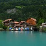 Iseltwald, con casas de madera y barcas en la orilla del lago de Brienz