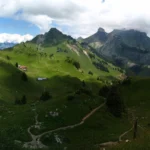 Prados y cumbres de la Schynige Platte con las montañas nevadas al fondo