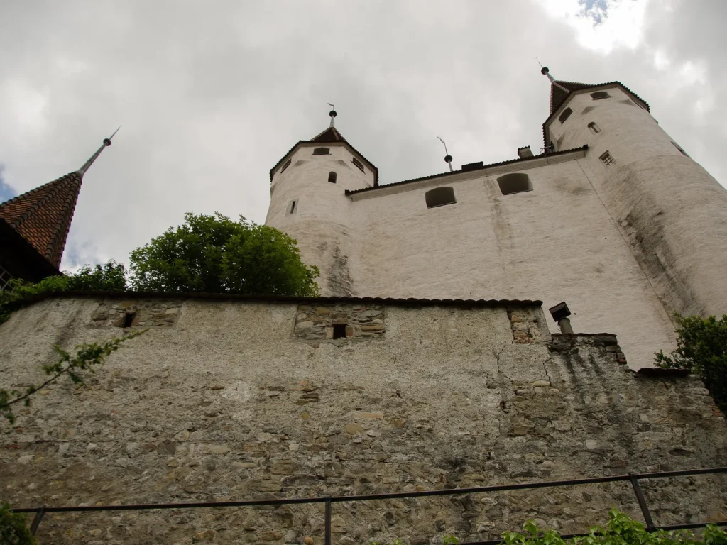 El castillo de Thun, blanco y con sus torres, visto desde abajo