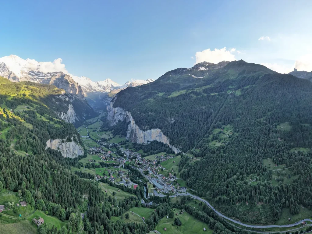 El valle de Lauterbrunnen desde el aire, con las paredes de roca y las montañas nevadas al fondo