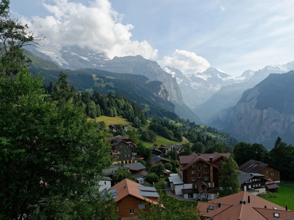 Wengen entre bosques, con el valle de Lauterbrunnen y las cumbres nevadas al fondo