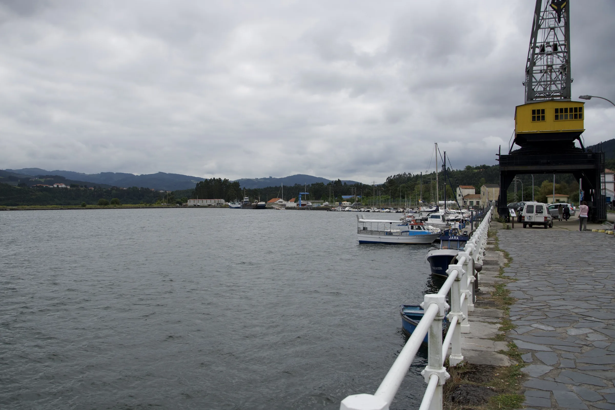 Grúa amarilla del antiguo puerto del carbón de San Esteban de Pravia junto a la ría del Nalón