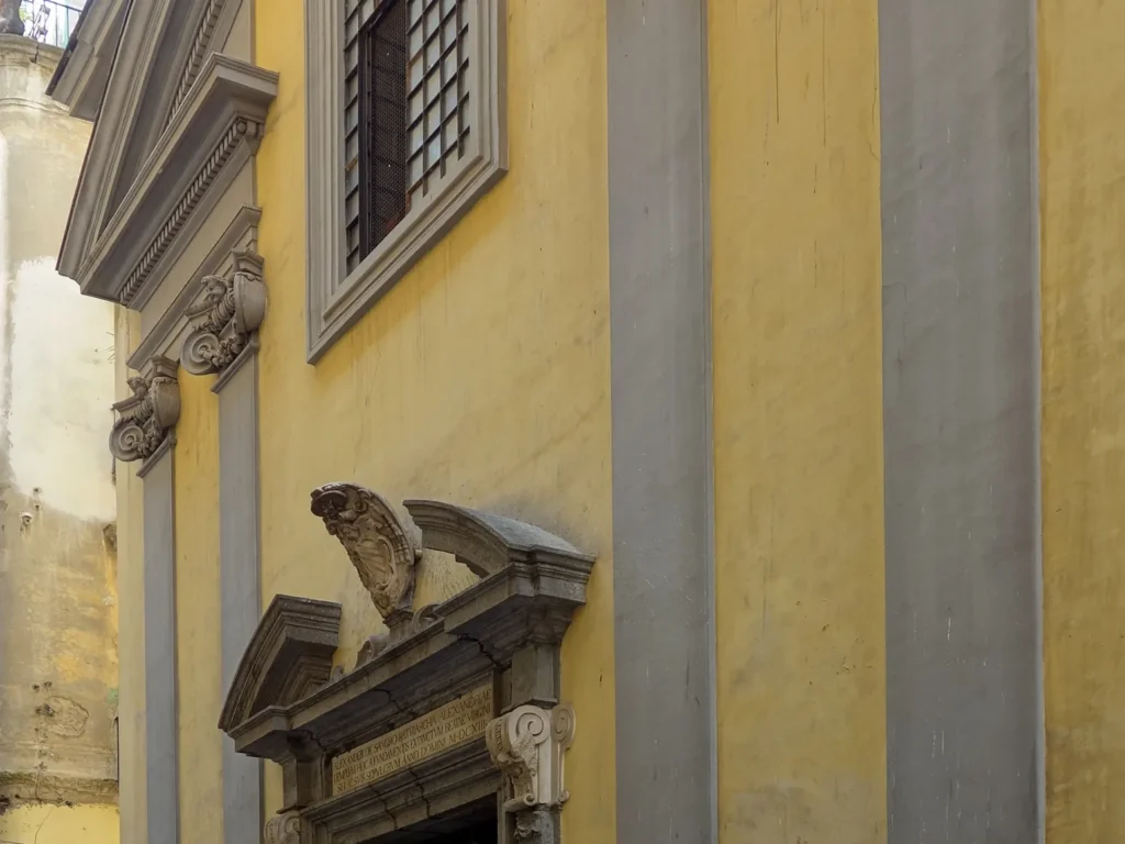 Fachada de la Cappella Sansevero, en el centro histórico de Nápoles