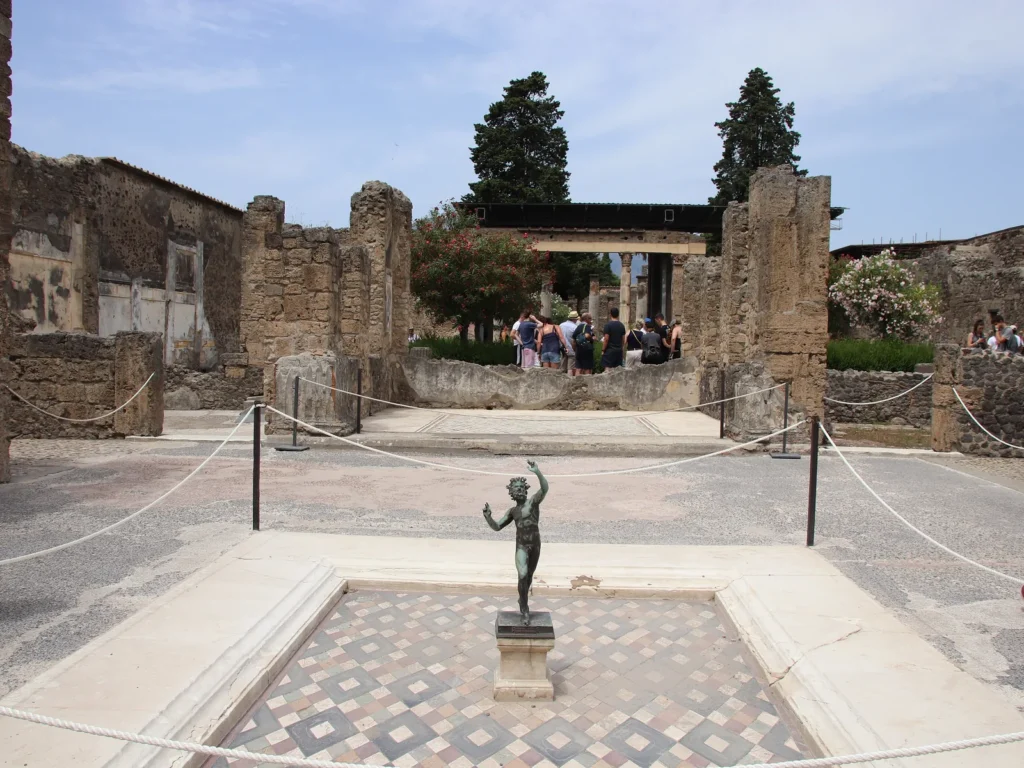 La estatua del fauno en el impluvio de la Casa del Fauno, en Pompeya