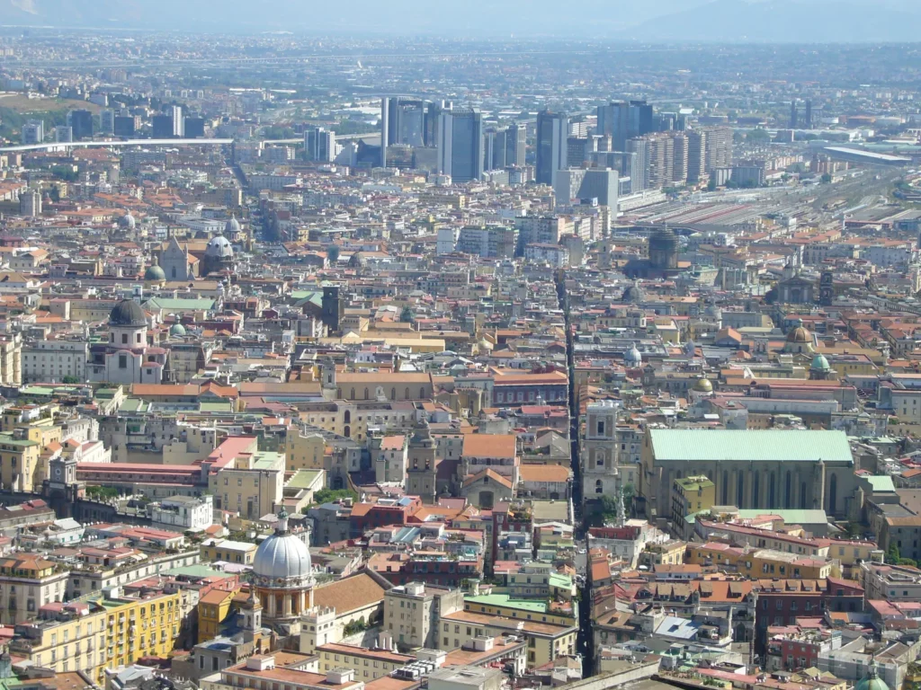 Vista aérea del centro histórico de Nápoles, cortado en recto por Spaccanapoli