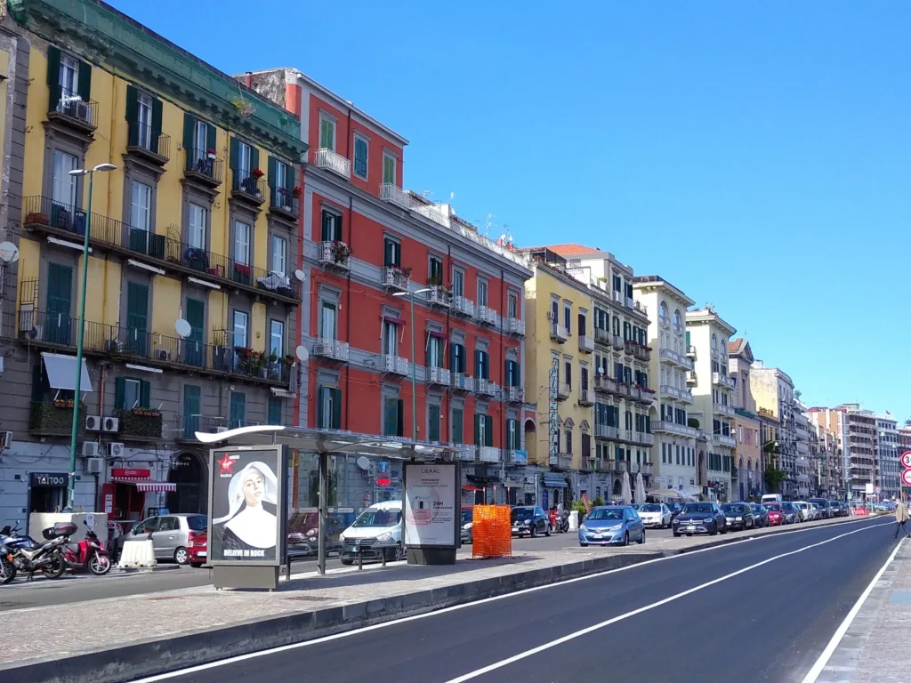 Edificios de colores en la Riviera di Chiaia, en Nápoles