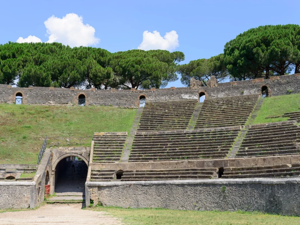Gradas y entrada de la arena del anfiteatro de Pompeya