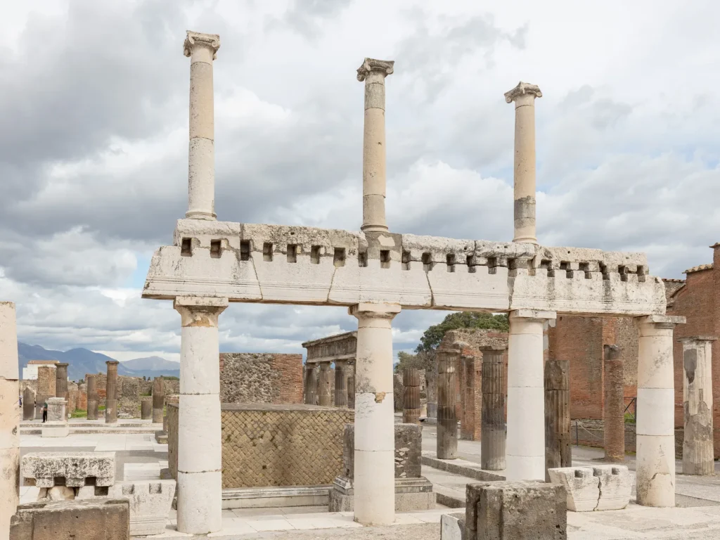 Pórtico de columnas blancas en el foro de Pompeya