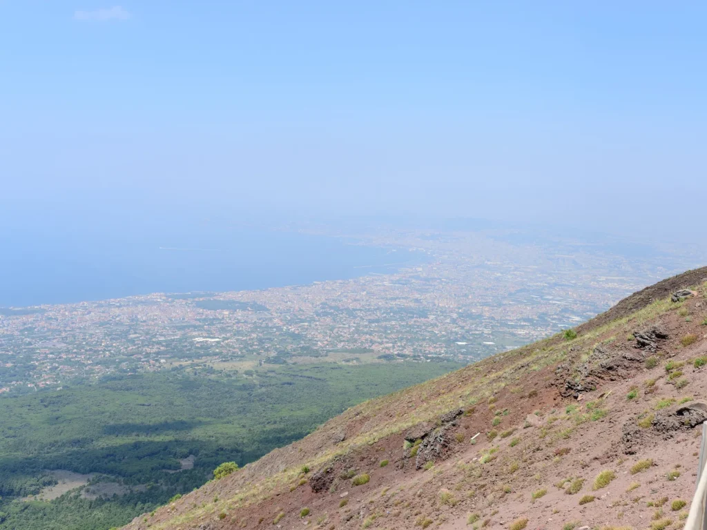 El golfo de Nápoles y la costa urbanizada vistos desde el borde del cráter del Vesubio