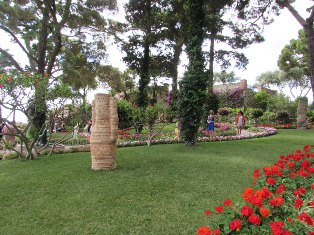 Parterres de flores y árboles en los Giardini di Augusto de Capri