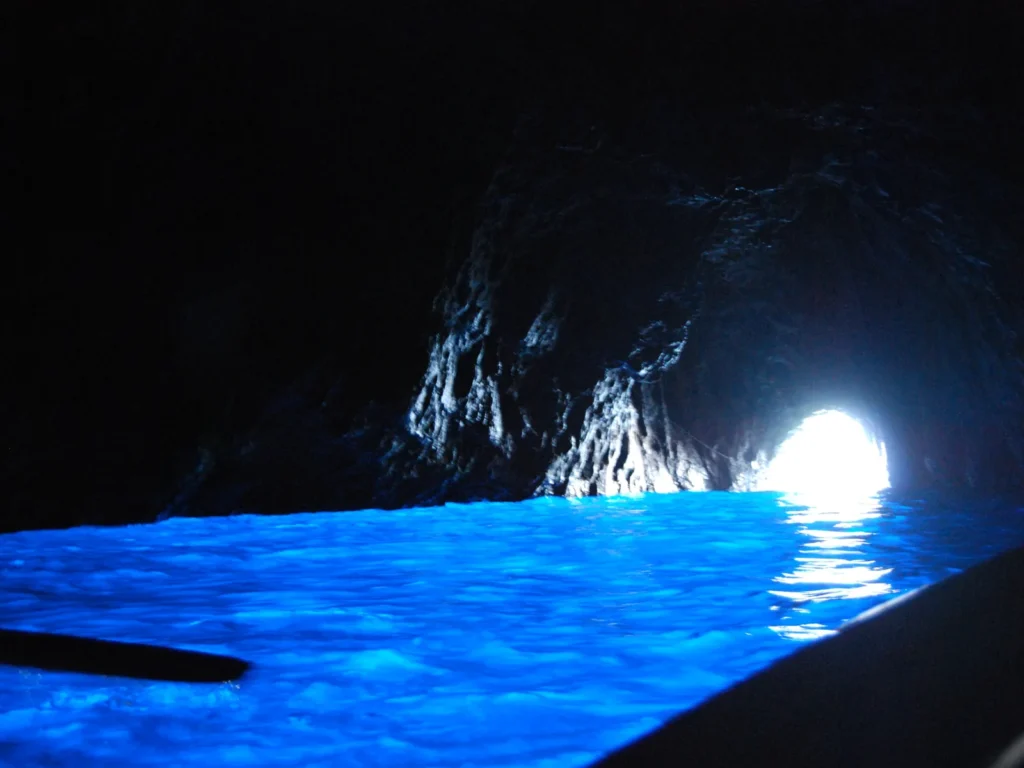 El agua azul encendida dentro de la Grotta Azzurra de Capri