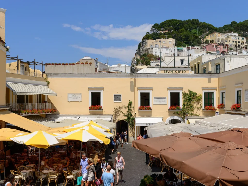 La Piazzetta de Capri con sus terrazas y sombrillas