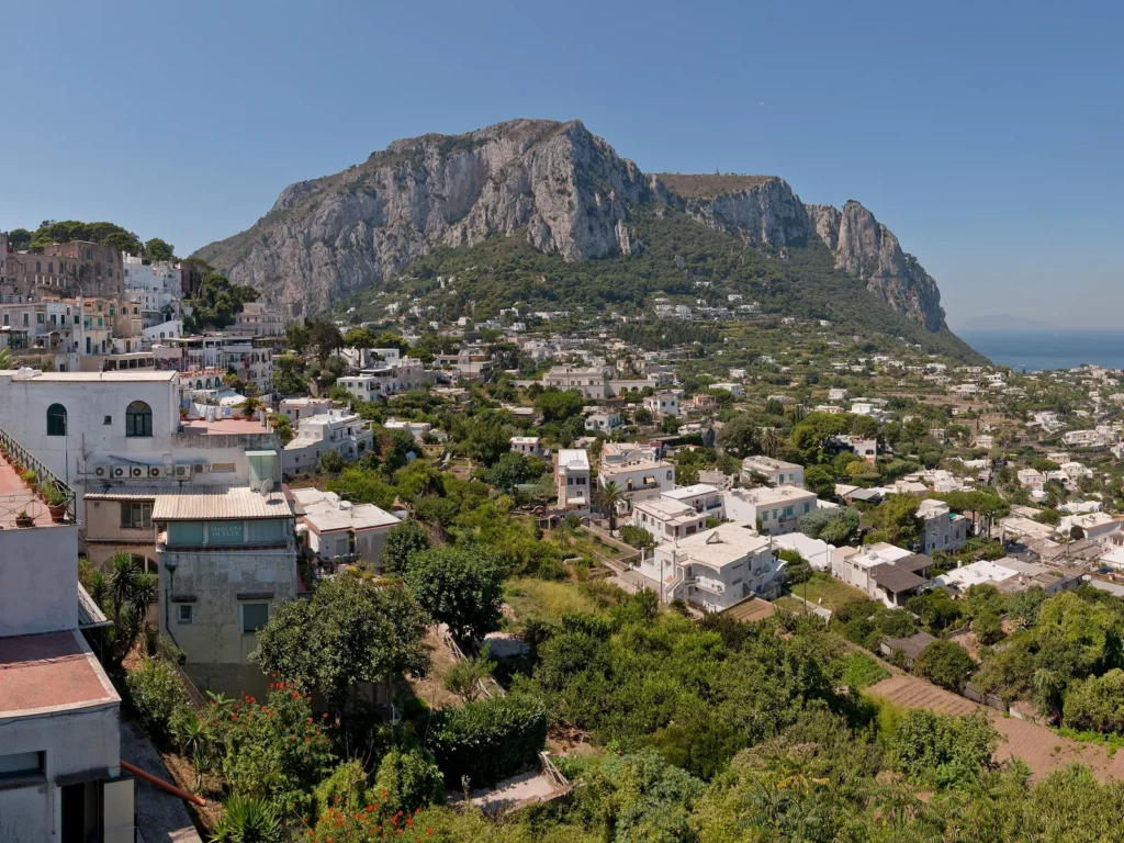 Anacapri y el Monte Solaro sobre el mar