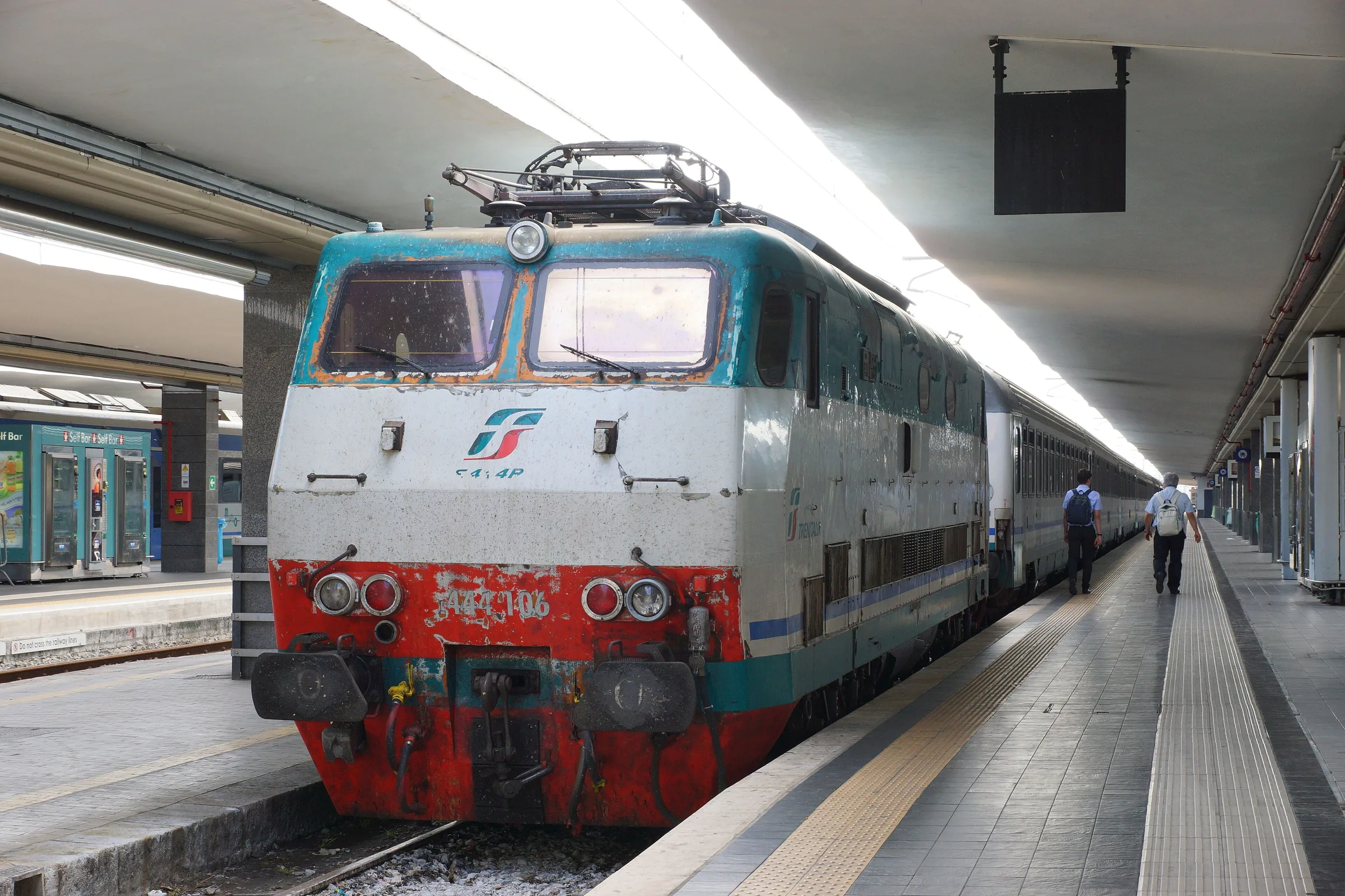Un tren en un andén de la estación de Napoli Centrale