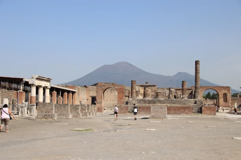 El foro de Pompeya con el Vesubio al fondo