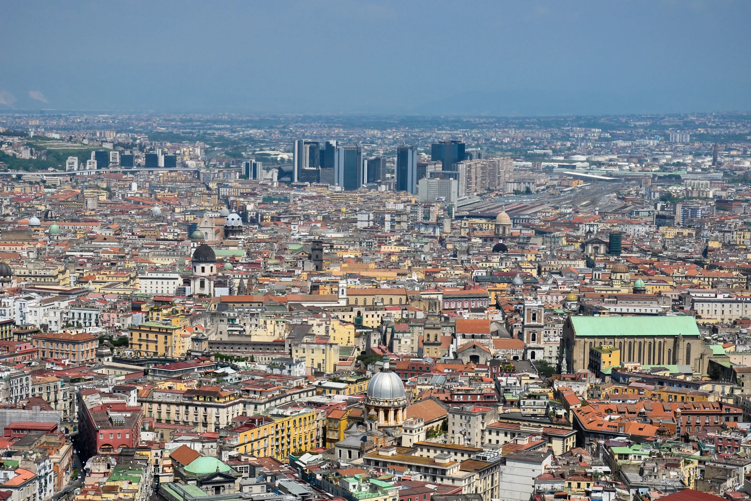 El centro histórico de Nápoles desde lo alto, cortado en recto por Spaccanapoli