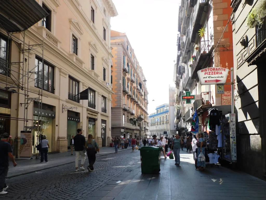 La Via Toledo de Nápoles con gente paseando