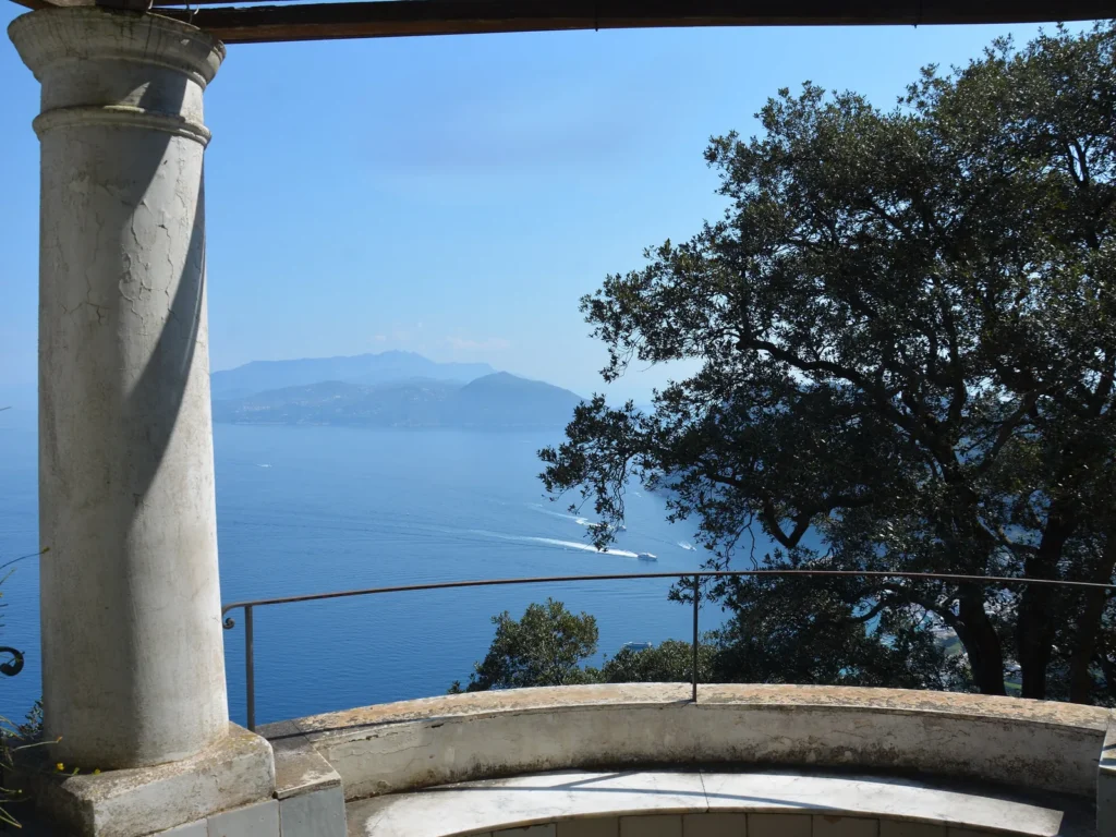 Pérgola de columnas de la Villa San Michele, en Anacapri, sobre el golfo