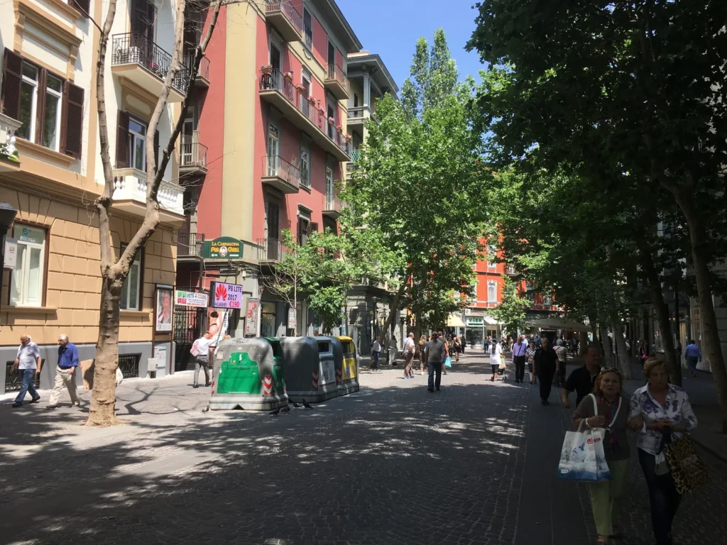 Una calle arbolada del Vomero, en Nápoles