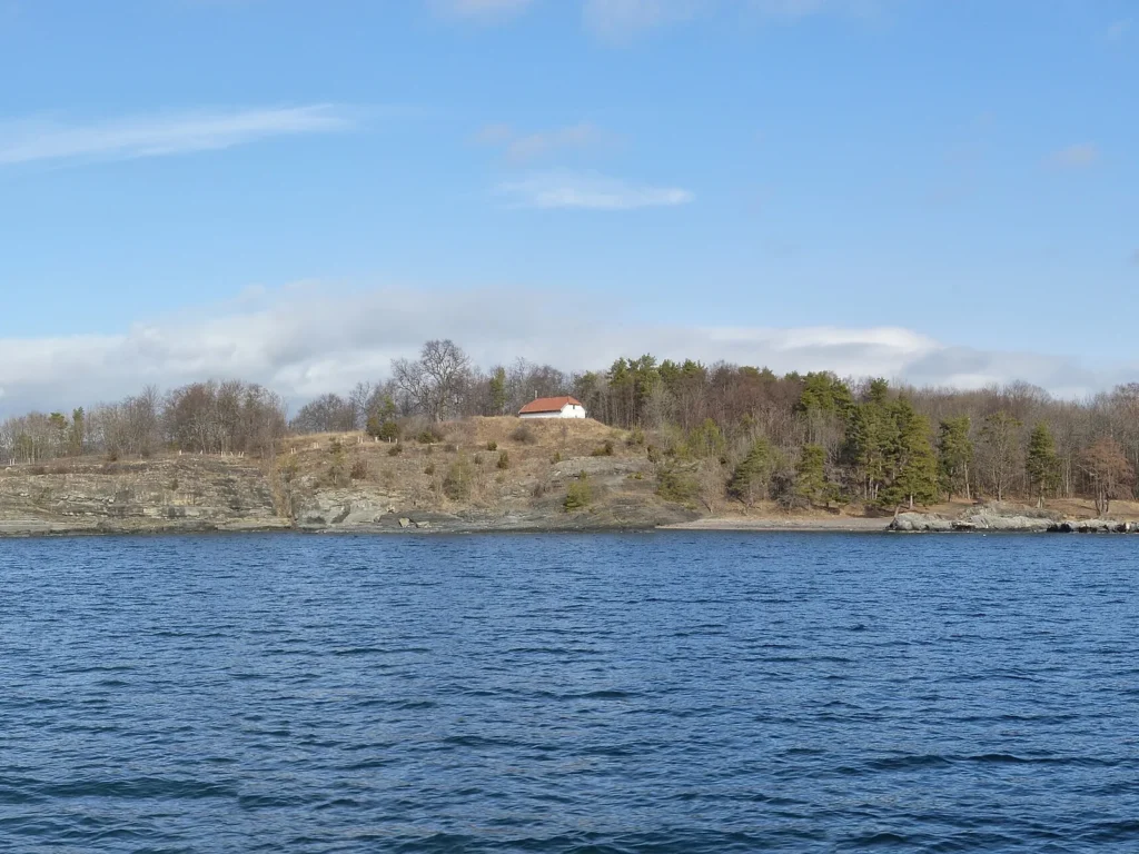 La isla de Hovedøya vista desde el agua del fiordo de Oslo