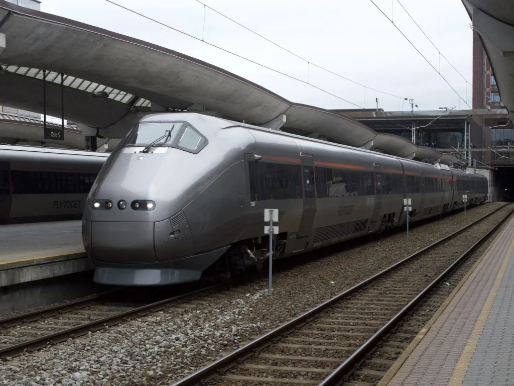 Un tren plateado en un andén de la estación central de Oslo