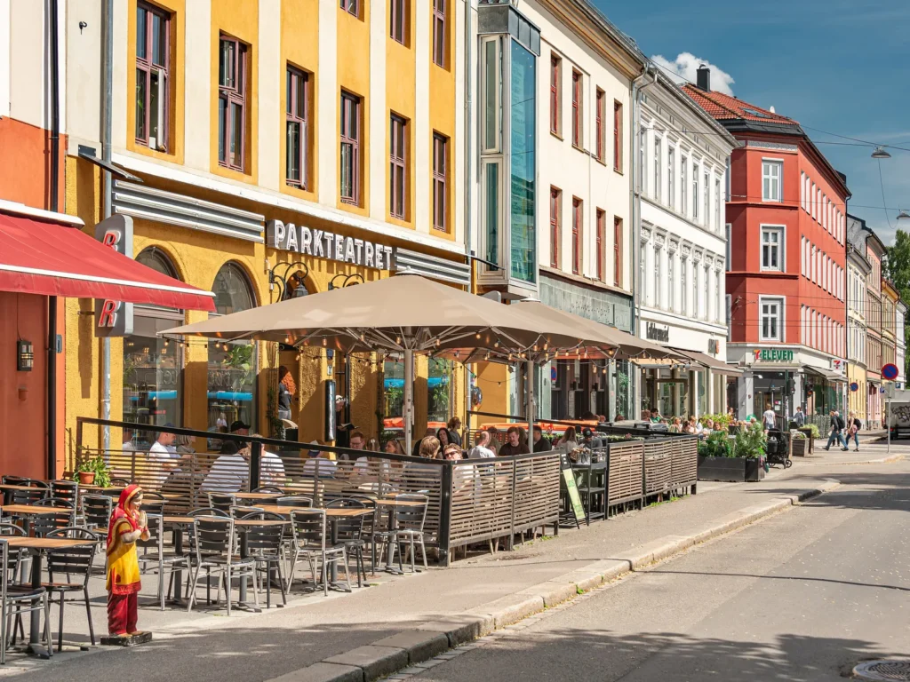 Calle de Grünerløkka con fachadas de colores y terrazas