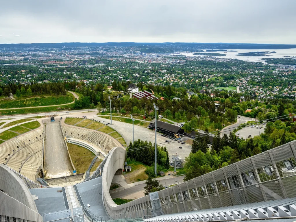 Vista de Oslo y del fiordo desde lo alto del trampolín de Holmenkollen