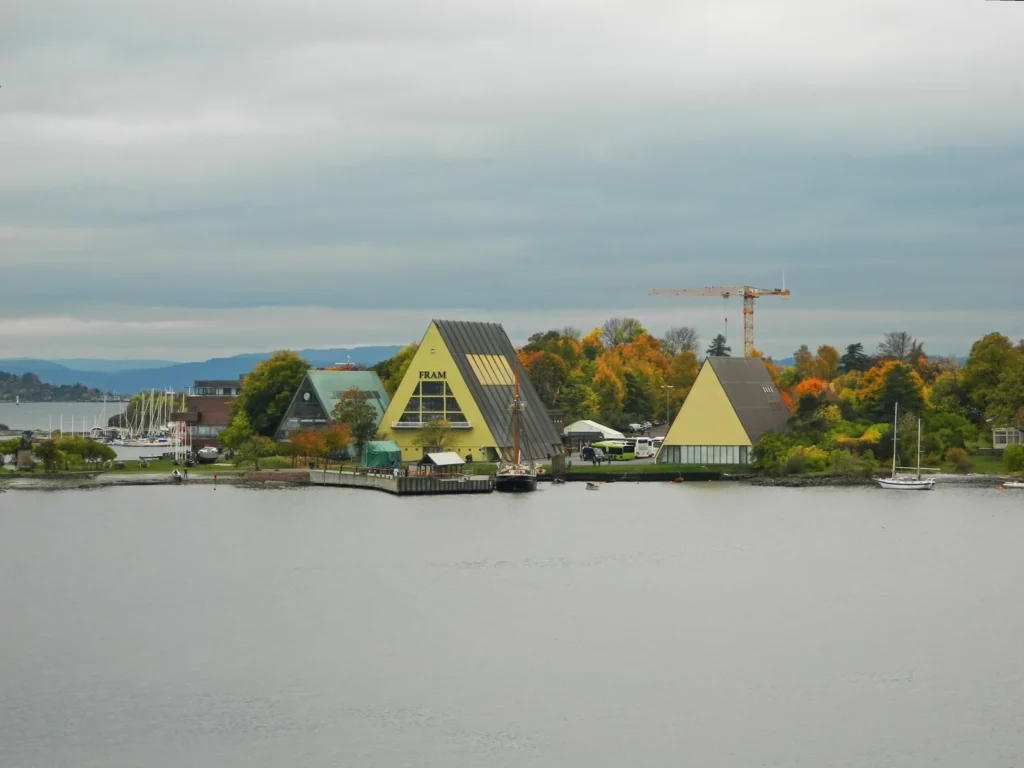 Los edificios triangulares del Museo Fram a orillas del fiordo, en Bygdøy