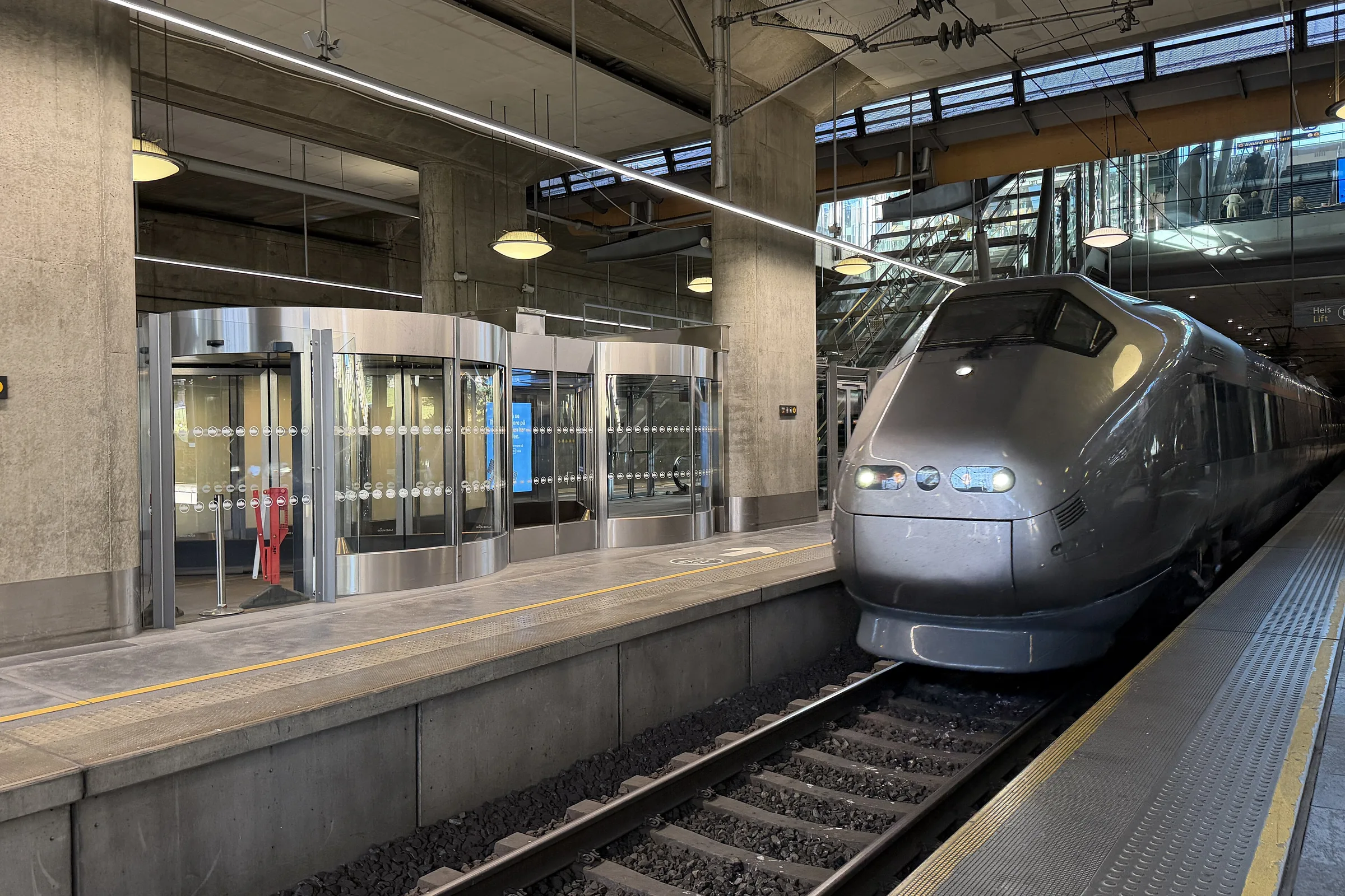 Un tren del Flytoget en el andén de la estación del aeropuerto de Oslo