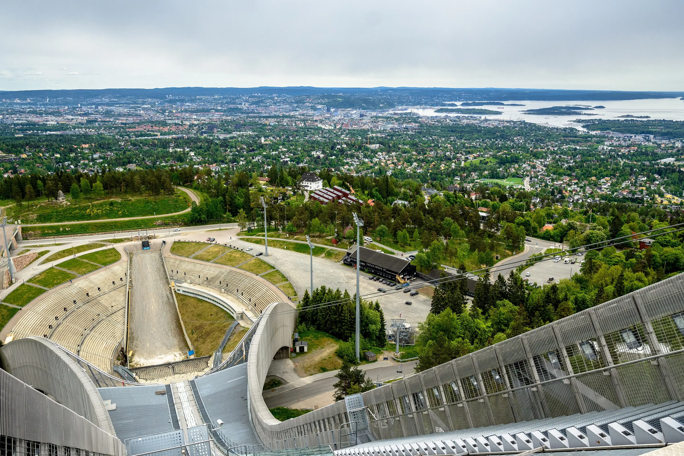 Oslo y el fiordo vistos desde lo alto del trampolín de Holmenkollen